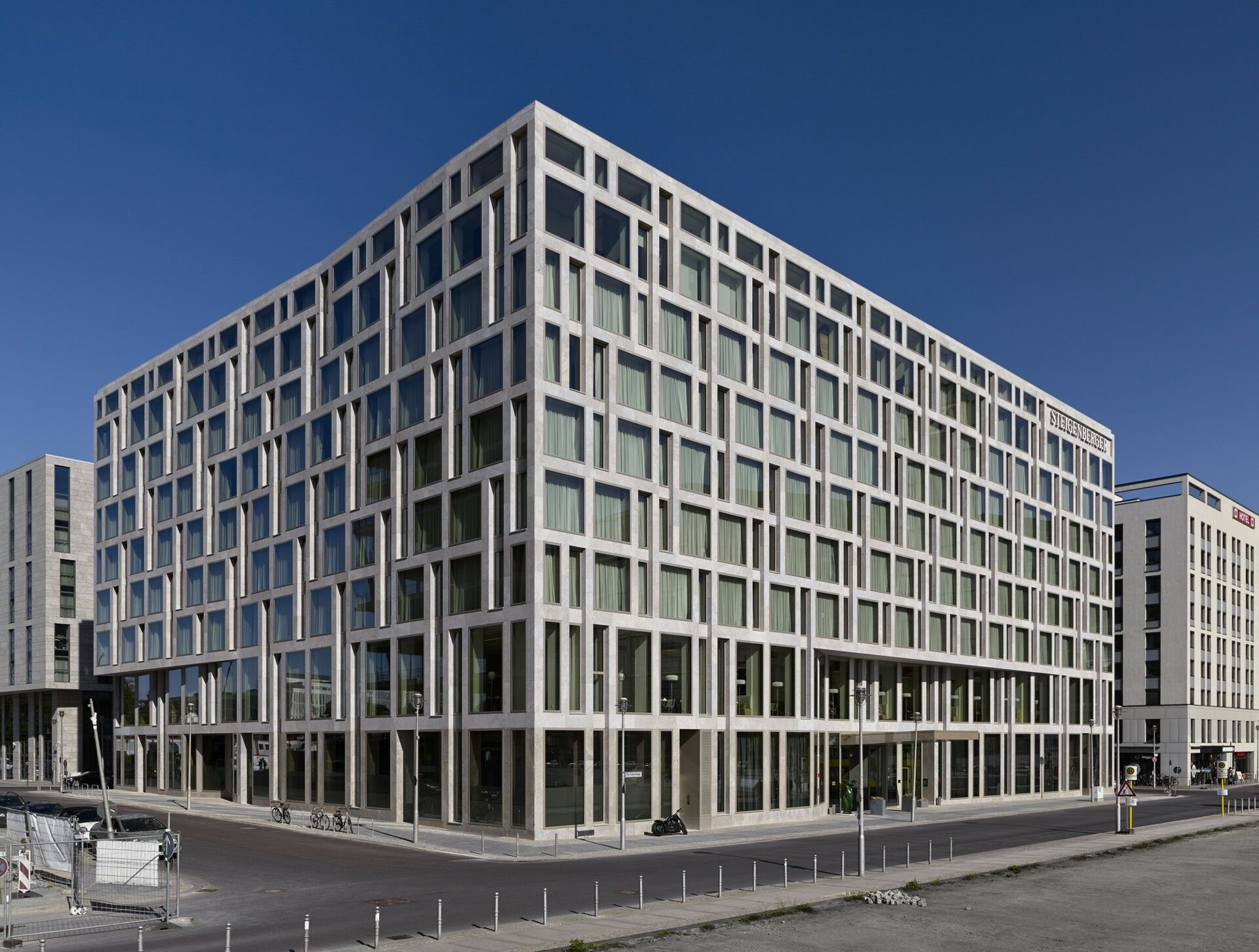 Steigenberger Hotel Am Kanzleramt Берлін Екстер'єр фото The photo shows a modern building characterized by its geometric design and large glass windows. The structure has a clean and contemporary appearance with a distinctive facade composed of a grid pattern, featuring concrete or metal elements. The bui